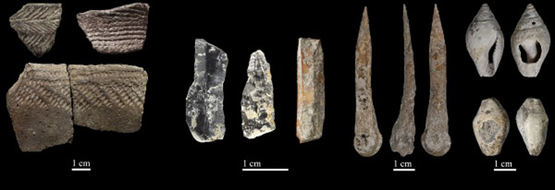 <p>De izda a dcha: cerámica cardial (con decoraciones impresas), útiles de piedra (cristal de roca y jaspe), vistas de un punzón de hueso de oveja y ornamentos de caracoles. / M. Sanz y J. Daura.</p>