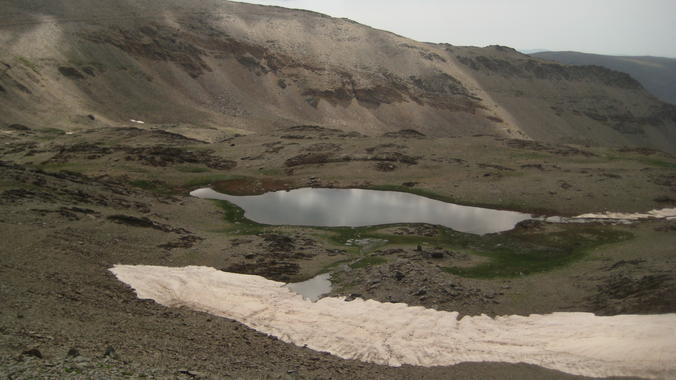 <p>La Laguna de Río Seco, en Sierra Nevada (Granada), donde los investigadores realizaron el sondeo con recuperación de testigo y el procedimiento con barcas para lograr ese fin. / UGRDIVULGA. </p>