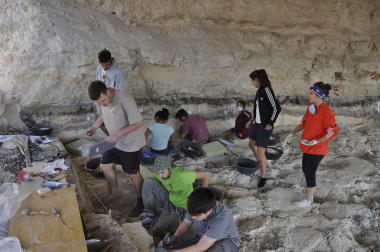 <p>Los investigadores durante la última campaña de excavación en el yacimiento de Barranco León, en Orce (Granada). UGR</p>