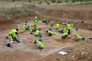 <p class=" text-left">Trabajos de excavación en el yacimiento arqueológico de Charco Hondo 2 (Vicálvaro, Madrid) durante la campaña de 2016. / UAM</p>