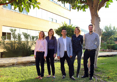 <p>De izquierda a derecha, Beatriz Gómez, Rocío Aguilar, Sebastián Molinillo, María Vallespín, y Rafael Anaya / Universidad de Málaga</p>
