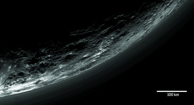 <p>Plutón y su brumosa atmósfera vista por la sonda New Horizons de la NASA. / G.R. Gladstone et al.</p>