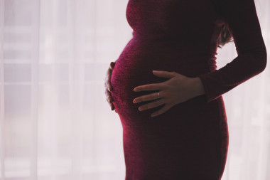 <p>La diabetes gestacional suele aparecer a la mitad del embarazo. / <a href="https://pixabay.com/es/mujer-beb%C3%A9-madre-embarazada-dama-1284353/" target="_blank">Pixabay</a></p>