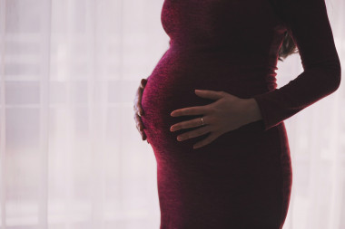 <p>La diabetes gestacional suele aparecer a la mitad del embarazo. / <a href="https://pixabay.com/es/mujer-beb%C3%A9-madre-embarazada-dama-1284353/" target="_blank">Pixabay</a></p>