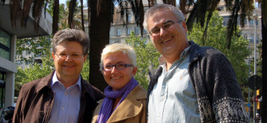 <p>De izquierda a derecha, los doctores Víctor Volpini, Carme Serrano y Antoni Matilla, autores del estudio. / IDIBELL</p>