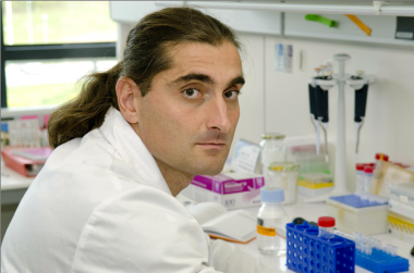 <p>En la imagen, el investigador Xabier Contreras en su laboratorio. / UPV</p>