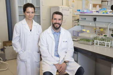 <p>Los investigadores de la UJI Sara Izquierdo Zandalinas y Vicent Arbona en su laboratorio / Universitat Jaume I</p>