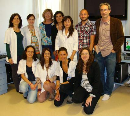 <p>Una imagen del equip científico en el que participan los investigadores Bru Cormand, Claudio Toma, Amaia Hervás, Conchita Arenas y Alba Tristán, entre otros expertos. / UB</p>