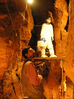 <p>Protocolo de excavación limpia para evitar contaminaciones de ADN en El Sidrón. El investigador del CSIC Antonio Rosas, abajo. Foto: CSIC.</p>