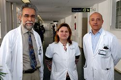 <p>De izquierda a derecha, los doctores Graus, Sabater y Saiz.</p>