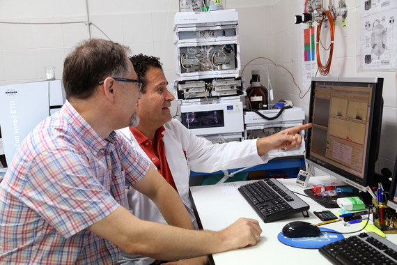 <p>Los investigadores José Matés y Javier Márquez en el Laboratorio de Proteómica del SCAI. / UMA</p>