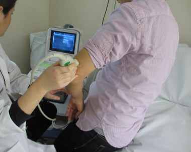 <p>Una trabajadora sanitiraria examina a un enfermo de hemofilia. / UV</p>