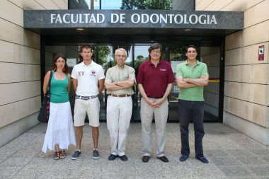 <p>El profesor de la Universidad de Sevilla Daniel Torres y sus compañeros de investigación. / US</p>