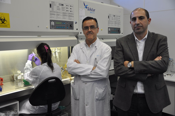 <p> Los investigadores Manuel Ramírez Orellana y Javier García Castro en uno de los laboratorios de investigación del Hospital Niño Jesús. / HIUNJ</p>