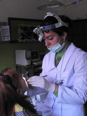 <p>Un dentista atiende a una niña. Foto: UGR.</p>