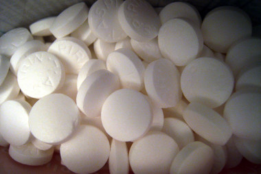 <p>A menudo la aspirina es prescrita para pacientes con cáncer colorrectal, pero hasta ahora no se podía saber en qué pacientes el tratamiento tendría beneficios. Imagen: <a href="http:/www.flickr.com/photos/kcivey/733970830/sizes/o" target="_blank">KCIvey</a></p>