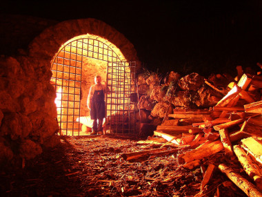 <p>Los hornos de cal tradicionales son construcciones verticales en las que se superponen piedras calizas dejando un hueco en el centro para la colocación de la leña. / Fundación Descubre </p>