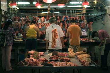 <p>Venta de carne en un mercado. / Natalie Ng / Unsplash</p>