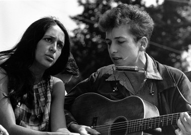 <p>Bob Dylan con Joan Baez en 1963. El cantante de Minessota es, según un estudio de investigadores británicos, uno de los músicos que más han cantado al clima y a la meteorología. Imagen: <a href="https://en.wikipedia.org/wiki/File:Joan_Baez_Bob_Dylan.jpg" target="_blank">Wikipedia </a></p>