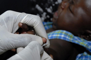 <p>Entre 700.000 y 2.700.000 personas mueren al año por malaria, de los cuales más del 75% son niños en zonas endémicas de África. / US Army Africa</p>