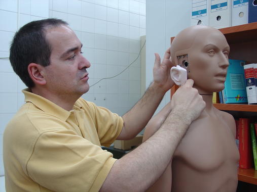 <p>Enrique López Poveda muestra el lugar donde se coloca el dispositivo.</p>