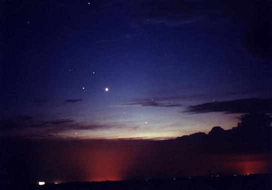 <p>La conjunción de planetas acerca sus ‘luces’ en el cielo, como estas de Mercurio, Venus, Marte y Saturno en el año 2010. / Ramón Drudis i Mauri/IAC</p>