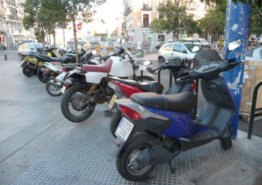 <p>Durante el período 2004-2012, el número de motocicletas matriculadas en la ciudad de Barcelona creció un 36,2% hasta llegar a las 203.414 unidades, mientras que la cifra de coches descendió un 3,8%. / SINC</p>
