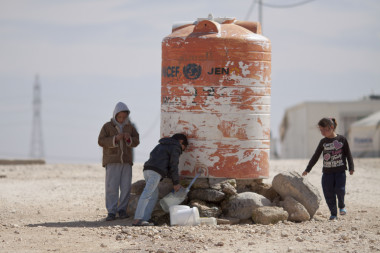 <p>Niños llenando garrafas de agua en el campamento de Al-Zaatari, Jordania / Mustafa Bader</p>