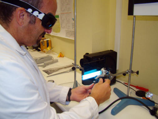 <p>Aguilera Arjona trabaja con este espectroradiómetro para medir los efectos de la radiación UV en las muestras. Foto: Uciencia.</p>