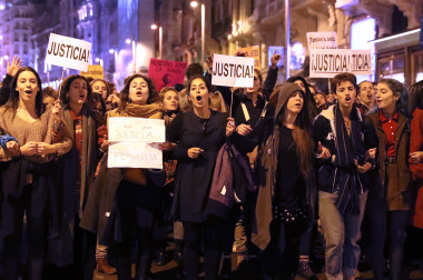 <p>Miles de personas se concentraron el viernes 17 de noviembre para protestar contra los