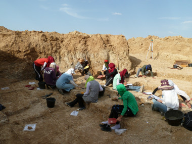 <p>Miembros del equipo de Ain Hanech excavando en Ain Boucherit / Sahnouni et al.</p>