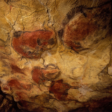 <p>Techo de los Polícromos de Altamira bajo los que se realizaron signos y animales rojos. / Museo de Altamira / Pedro Saura</p>