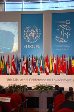 <p> Minutos antes de aprobar la Declaración de Parma en la V Conferencia Ministerial sobre Medio Ambiente y Salud. Foto: SINC.</p>