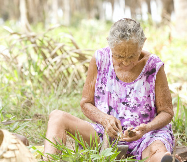 <p>Indígena de la región de Babassu (Brasil), pueblo que ha luchado para mantener sus formas de vida tradicional que dependen estrechamente de la agricultura. Las mujeres han negociado una ley propia para ellos (<em>Free Babassu Law</em>) en siete estados. / JoelRedman | Handcrafted Films.</p>