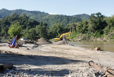 <p>Transporte y extracción de arena en Laos. / Aurora Torres</p>