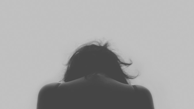 <p>La depresión es un trastorno que se caracteriza por una profunda tristeza, decaimiento anímico, baja autoestima, pérdida de interés por todo y disminución de las funciones psíquicas. / UGR</p>