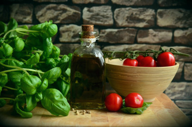 <p class=" text-left">Productos típicos de la dieta mediterránea sobre una mesa de madera / Pixabay</p>