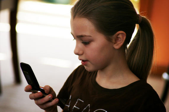 <p>Una de las medidas preventivas podría ser, según Baan, reducir el uso de los móviles, “sobre todo en niños”. Imagen: Quinn Aya. </p>