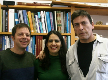 <p>Los investigadores de la Universidad de Barcelona Lluís Gibert, María Lería y Carles Ferràndez (de izquierda a derecha) / UB</p>