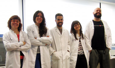 <p>Algunos miembros del equipo de investigación: Amanda Sierra, Oihane Abiega, Roberto Valcarcel, Soraya Martín y Juan Manuel Encinas. / UPV/EHU</p>