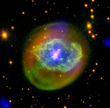 <p>Imagen de Abell 78, con información en rayos X obtenida con el telescopio espacial XMM-Newton (azul) junto a observaciones en óptico con filtros que revelan el brillo del oxígeno (verde) y el helio (rojo) tomadas con el telescopio NOT de La Palma. / IAA</p>