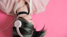 mujer escuchando música