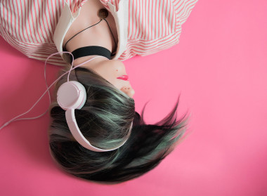 <p>Las personas con anhedonia musical específica disfrutan de otros estímulos placenteros, pero no son sensibles a la recompensa musical. / <a href="https://pixabay.com/es/photos/ni%C3%B1a-m%C3%BAsica-la-moda-escucha-1990347/" target="_blank">Pixabay</a></p>