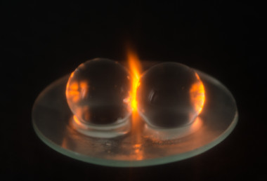 <p>Cuando dos uvas o perlas de hidrogel (como en la imagen) se calientan juntas al microondas se genera una llamarada de plasma. / Hamza K. Khattak</p>