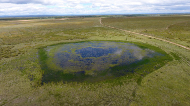 <p>Estanque para el acopio de agua en El Valle del Jamuz. / Javier Fernández Lozano.</p>