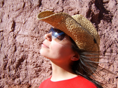 <p>La UA aconseja adquirir una gafa de sol homologada y supervisada por un óptico-optometrista. / Autor: Federico Giraldo</p>