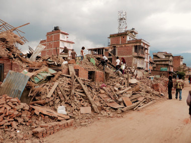 <p>Daños causados por el terremoto en Nepal. / <a href="https://www.flickr.com/photos/110419464@N05/17290940465/in/photolist-skWAcc-o5ZtN4-hgAeCw-s4mc5Y-hgBtoc-hf2A2C-roXRGg-rpxAoU-smDA8i-dzdTYL-s2dPmf-s4bozb-s2rAHF-dzdTTL-skSQkM-bqkHj8-hg3BP6-4atqkV-avx9LN-roXJKk-dzdTQo-s3mNMV-dz8pYt-dzdTRJ-dz8q1v-roXJPD-84KB6o-dzdTNo-rorWkq-s411Be-s3U2JC-hkWwf2-o46Ahf-skhgfh-dxqfKR-hf57HT-hgu8EQ-angoiG-s2JetT-s4B2Jp-dwEJMp-rpYwPj-hkUEic-dzGins-dz8tiM-s4m9ZA-dxWUzH-dyUhJ8-s3RrLQ-skMmSw" target="_blank">SIM Central and South East Asia</a></p>