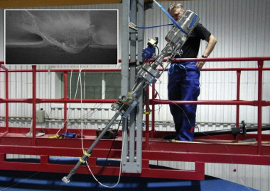 <p>Disparador del laboratorio de impactos e imagen de la formación de un cráter experimental. / CAB</p>
