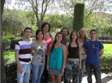 <p>La investigadora Débora Vendramini (en el centro) junto a los miembros del grupo FARMOLAP. / US</p>
