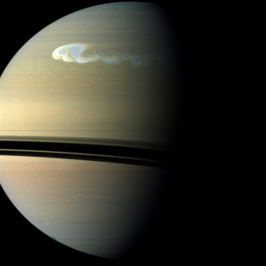 <p>La imagen de Saturno, tomada por la cámara de <em>Cassini</em> el 24 de diciembre de 2010, muestra la tormenta una extensión latitudinal y longitudinal de 10.000 y 17.000 kilómetros respectivamente. Imagen: Carolyn Porco / CICLOPS / NASAJPL-CaltechSSI.</p>